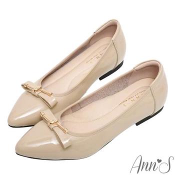 Ann’S法式小方結-軟羊漆皮隱藏內增高平底尖頭包鞋-杏