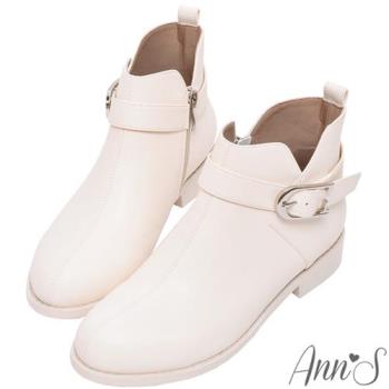 Ann’S史黛拉-訂製釦帶V型顯瘦曲線平底短靴3cm-米白