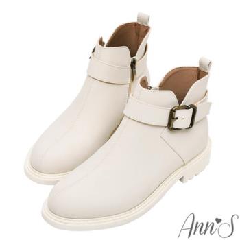 Ann’S防潑水材質-洛雷塔側V顯瘦古銅釦帶平底短靴3cm-米白