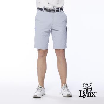 【Lynx Golf】男款吸排透氣LOGO字樣鬆緊帶透氣織帶剪裁設計平口休閒短褲(二色)