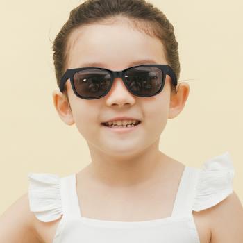 【ALEGANT】遊樂時尚兒童專用輕量矽膠彈性太陽眼鏡│UV400偏光墨鏡