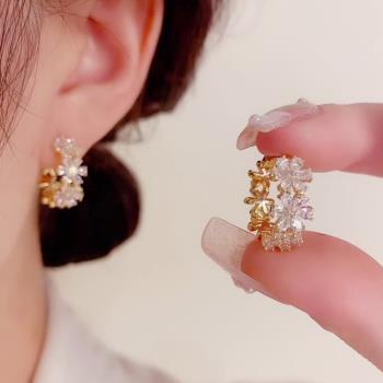 【Emi艾迷】日式氣質花朵綻開鋯石 925銀針 耳環 耳扣