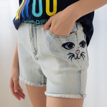 【Qiruo 奇若】專櫃女裝水藍刷白牛仔褲3233C 超短貓咪造型