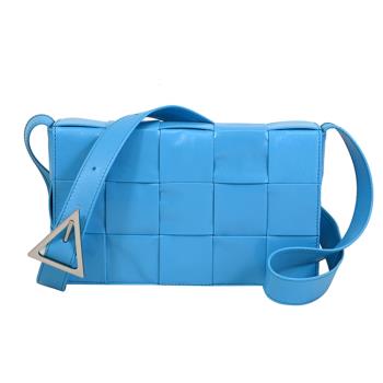 BOTTEGA VENETA 667298 Cassette 亮面大編織斜背包.水藍