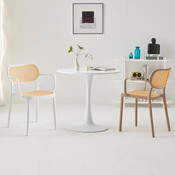 Boden-艾麗莎2.7尺白色岩板圓形餐桌+PP材質藤編造型扶手餐椅組合/洽談桌椅組合(一桌二椅-兩色可選)