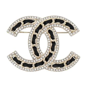 CHANEL 經典雙C LOGO皮革穿鍊水鑽造型胸針(淡金)