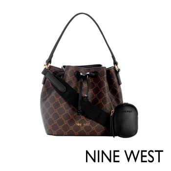 NINE WEST PEACHES 抽繩水桶斜背包-LOGO咖(523504)