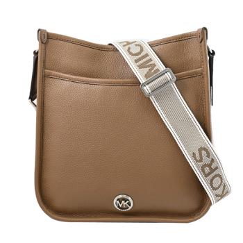 MICHAEL KORS LUISA 經典金屬LOGO荔枝皮革寬背帶斜背包.棕色