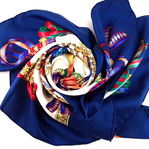 HERMES 寶藍色底禮物徽章緞帶印花90公分絲質大披肩絲巾(展示品) 